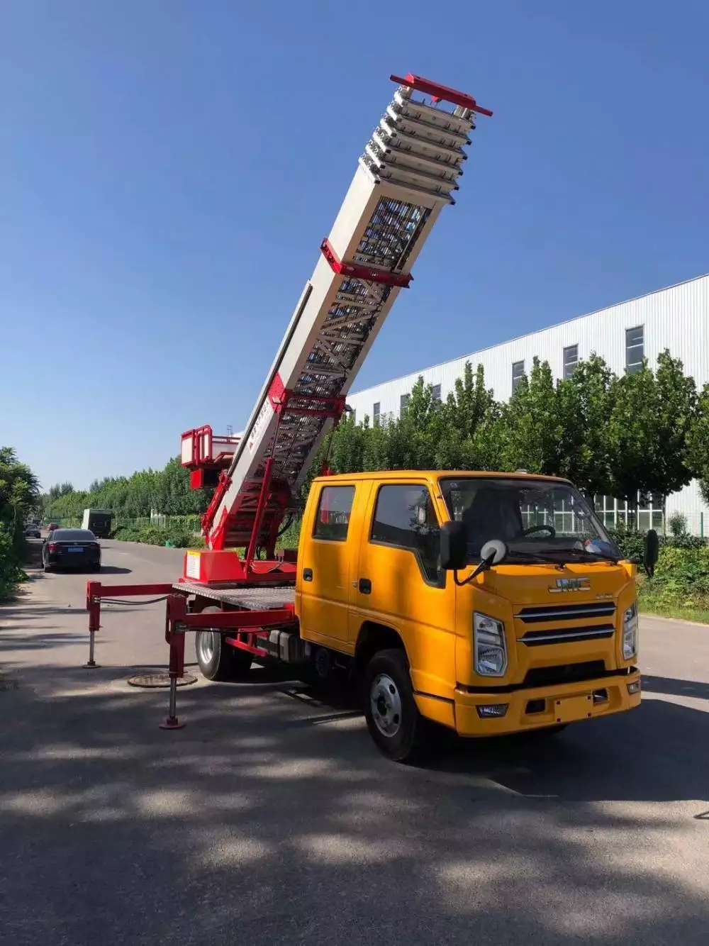 曲阳县附近的云梯车出租服务：轻松解决高空作业需求